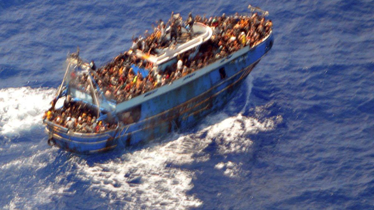 Po ztroskotání lodi v Řecku pohřešují až pět set migrantů. V podpalubí prý bylo sto dětí, zřejmě zamčených